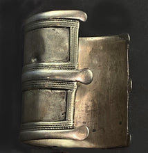 Load image into Gallery viewer, Rounded extensions at cuff edges