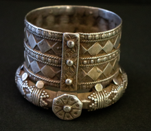 Load image into Gallery viewer, Silver Indian Cuff from Rajasthan .

