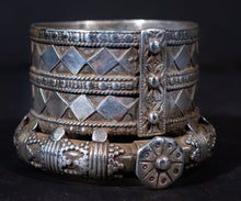 Load image into Gallery viewer, Silver Indian Cuff from Rajasthan .
