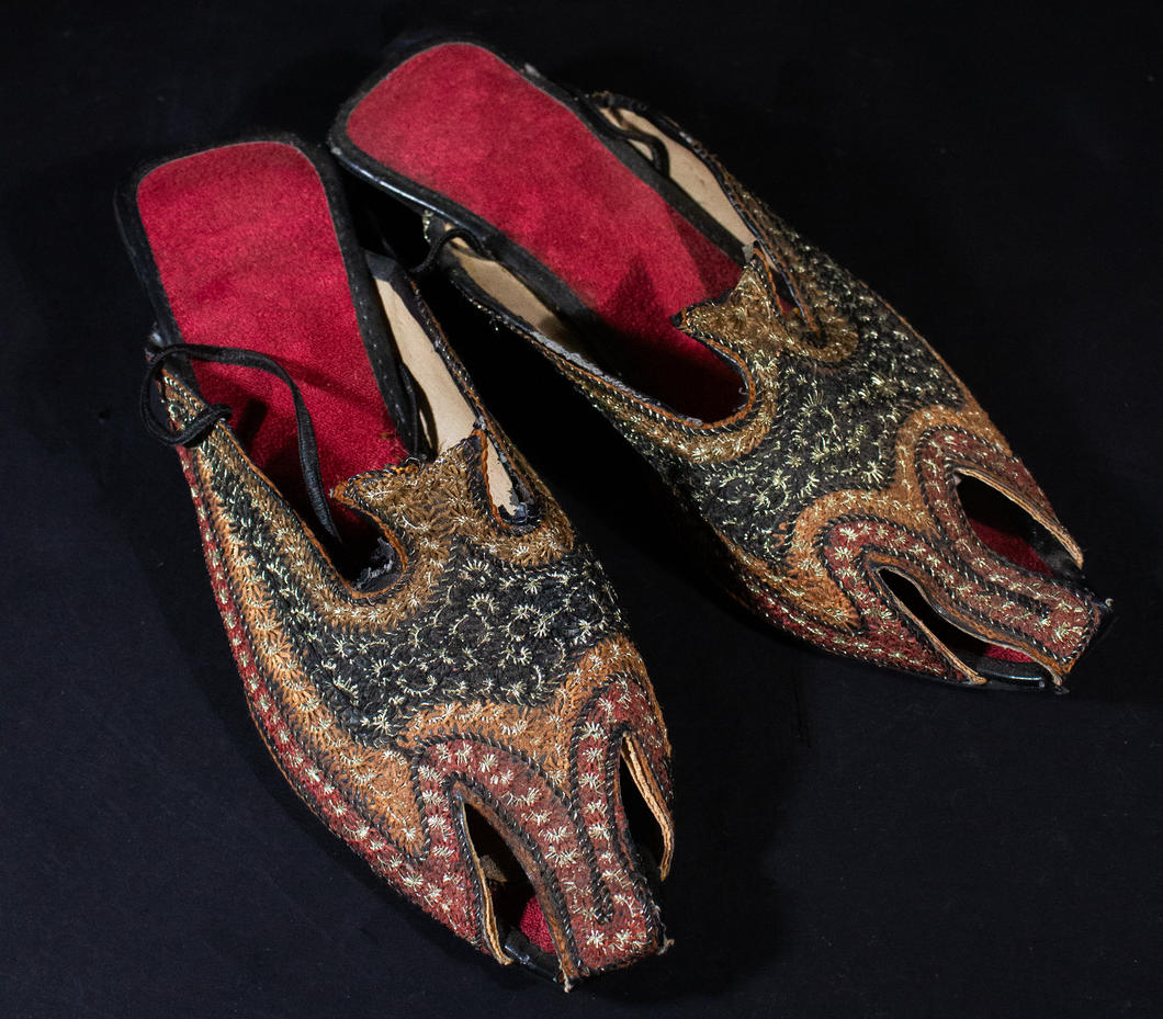 Leather Shoes Embroidered with Gold