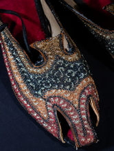 Load image into Gallery viewer, Leather Shoes Embroidered with Gold
