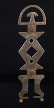 Load image into Gallery viewer, Front view of assrou n&#39; swoul Tuareg pendant from Mali
