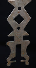 Load image into Gallery viewer, Back view of Tuareg pendant from Mali
